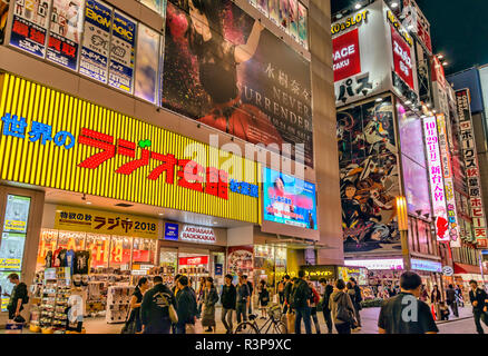 Touristes dans un paysage urbain à Chuo Dori à Akihabara à l'aube, Tokyo, Japon Banque D'Images