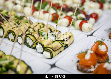 Rouleaux de courgettes sur buffet / restauration Banque D'Images