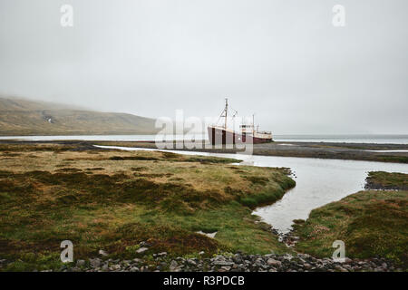 Gardar BA 64 Le plus ancien baleinier acier en Islande maintenant comme échoués sur la rouille dans le monument d'Islande Westfjords. Banque D'Images