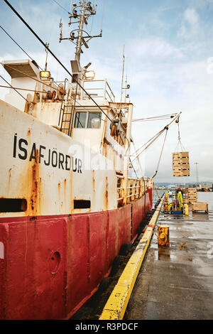 Un chalutier de pêche de l'Atlantique c'est l'atterrissage dans le port de pêche dans la région des Westfjords Isafjordur d'Islande. Banque D'Images