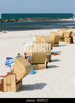 Plage de la Mer Baltique avec un Strandkoerben (chaises de plage). Sur la péninsule de Wustrow Fischland. L'Allemagne, l'West-Pomerania Banque D'Images