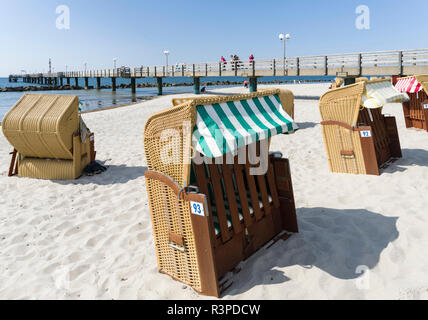 Plage de la Mer Baltique avec un Strandkoerben (chaises de plage). Sur la péninsule de Wustrow Fischland. L'Allemagne, l'West-Pomerania Banque D'Images