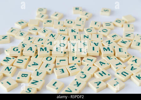 Pile de lettres Scrabble aléatoire avec la valeur du score, l'accent sur les mots 'time', faible profondeur de champ. Banque D'Images