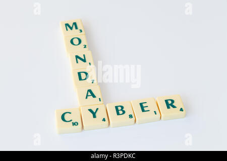 Jeu de Scrabble lettres avec valeur score formant les mots "Cyber Monday" sur fond blanc. Banque D'Images