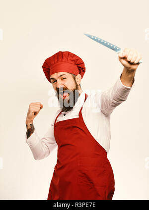 La cuisine et le concept culinaire professionnelle. Couteau Chef détient sharp blue. Avec l'homme à barbe uniforme cook isolé sur fond blanc. Cook avec succ Banque D'Images