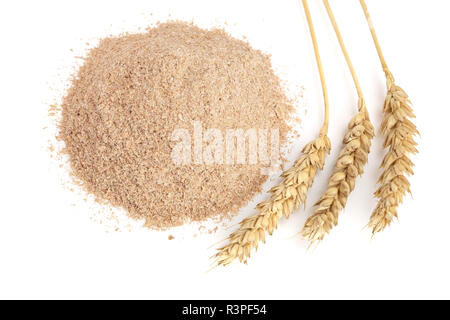 Pile de son de blé avec oreilles isolé sur fond blanc Banque D'Images