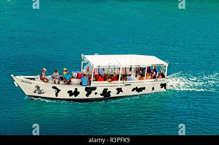 Le bateau d'excursion de Seacow Bonaire la voile dans le port Banque D'Images