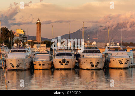 Certains bateaux de croisière alignés sur un quai en Espagne au coucher du soleil. Banque D'Images