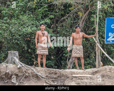 Iquitos, Pérou- Sep 26, 2018 : Les Indiens de la tribu Bora dans son costume local Banque D'Images