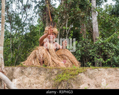 Iquitos, Pérou- Sep 26, 2018 : Yagua Indian Senior dans son costume local. L'Amérique latine. Yagua, Yahuas Banque D'Images