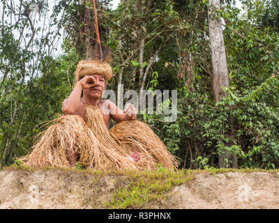 Iquitos, Pérou- Sep 26, 2018 : Yagua Indian Senior dans son costume local. L'Amérique latine. Yagua, Yahuas Banque D'Images
