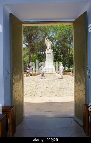 5 mai 2018 une statue de l'ancienne Bible Elie Elie propher érigée au centre des visiteurs au sommet du Mont Carmel, en basse Galilée Israël. Banque D'Images