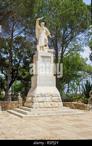 5 mai 2018 une statue de pierre de l'ancienne Bible prophète Elie érigée au centre des visiteurs au sommet du Mont Carmel, en basse Galilée Israël. Banque D'Images