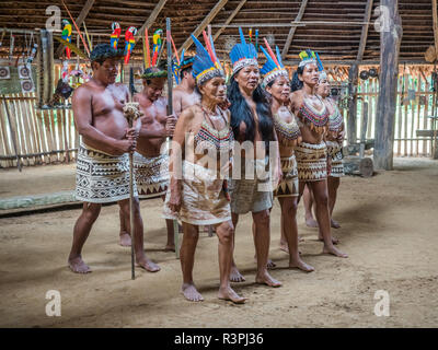 Iquitos, Pérou- Sep 26, 2018 : à partir de la tribu Bora dans son costume local Banque D'Images