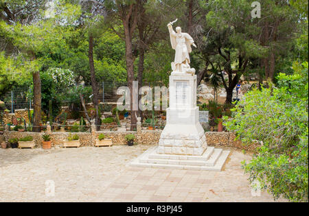 5 mai 2018 une statue de l'ancienne Bible prophète Elie Elie érigée au centre des visiteurs au sommet du Mont Carmel, en basse Galilée Israël. Banque D'Images