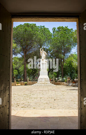 5 mai 2018 une statue de l'ancienne Bible prophète Elie Elie érigée au centre des visiteurs au sommet du Mont Carmel, en basse Galilée Israël. Banque D'Images