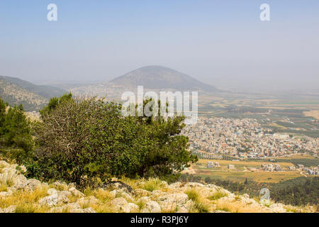 5 mai 2018 une vue sur le Mont Thabor en Israël du précipice. tradition a ce lieu comme celui où une foule en colère aurait remis en Jésus Christ o Banque D'Images