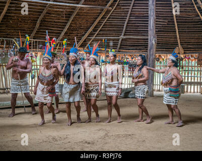 Iquitos, Pérou- Sep 26, 2018 : à partir de la tribu Bora dans son costume local Banque D'Images