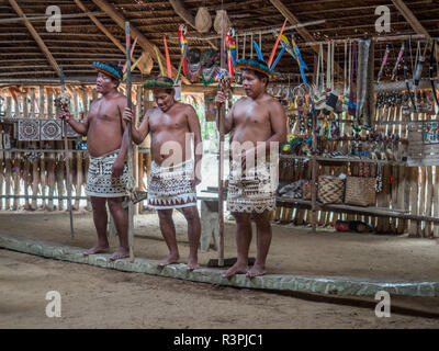 Iquitos, Pérou- Sep 26, 2018 : à partir de la tribu Bora dans son costume local Banque D'Images