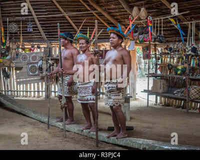 Iquitos, Pérou- Sep 26, 2018 : à partir de la tribu Bora dans son costume local Banque D'Images