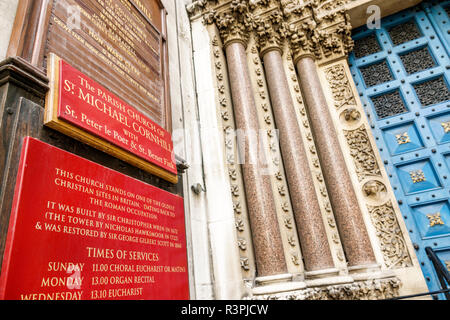 Ville de Londres Angleterre,Royaume-Uni Saint Michael Cornhill,église paroissiale,chrétienne,religion,calendrier des services,signa,extérieur,entrée avant,Royaume-Uni GB Anglais UE Banque D'Images