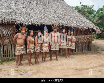 Iquitos, Pérou- Sep 26, 2018 : à partir de la tribu Bora dans son costume local Banque D'Images