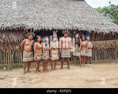 Iquitos, Pérou- Sep 26, 2018 : à partir de la tribu Bora dans son costume local Banque D'Images