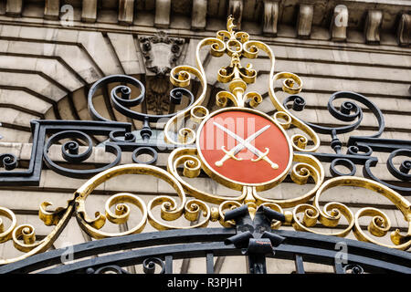 Ville de Londres Angleterre,UK Parish Church St. Mary Woolnoth,anglican église extérieure,extérieur,porte en fer forgé,blason Diocèse de Lo Banque D'Images