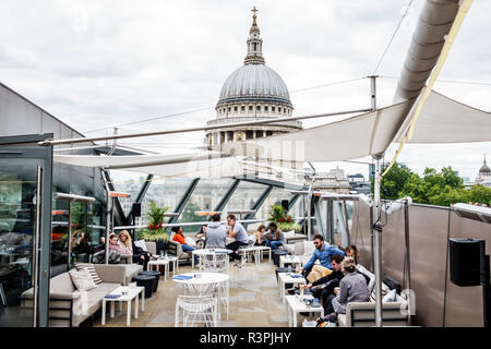 Ville de Londres Angleterre, UK One New change Mall, centre commercial, Madison Rooftop, restaurant restaurants restauration café cafés, bar lounge pub, sorties Banque D'Images