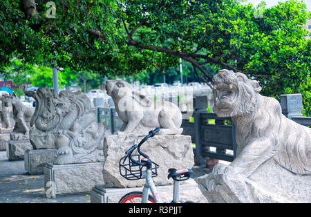 Zodiaque chinois statues animales le long d'un canal d'eau dans le longhua district de Shenzhen en Chine. Banque D'Images