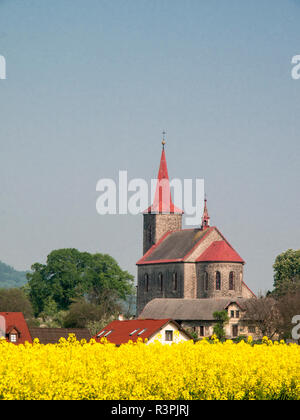 République tchèque. Église Saint Jean-Baptiste dans le village de Ujezd pod Troskami dans la région de Hradec Kralove République Tchèque. Banque D'Images