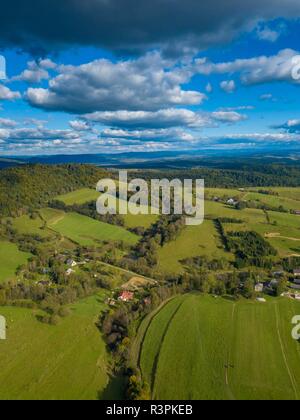 Vue aérienne sur le village de Lutowiska Bieszczady en Pologne - paysage de drones. Banque D'Images