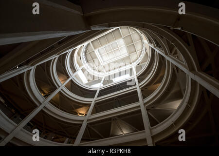 Rampe en spirale menant à la piste d'essai sur le toit à l'ancienne usine Fiat à Turin en Italie, construit en 1920. Bâtiment a été converti en espace polyvalent Banque D'Images