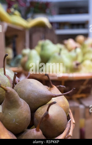 Variété de poires en vente dans des paniers à Eataly marché alimentaire haut de gamme à Turin, Italie. Banque D'Images