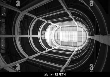 Rampe en spirale menant à la piste d'essai sur le toit à l'ancienne usine Fiat à Turin en Italie, construit en 1920. Bâtiment a été converti en espace polyvalent Banque D'Images