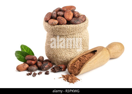 Les fèves de cacao dans le sac avec des feuilles et de poudre de cacao en écope isolé sur fond blanc Banque D'Images