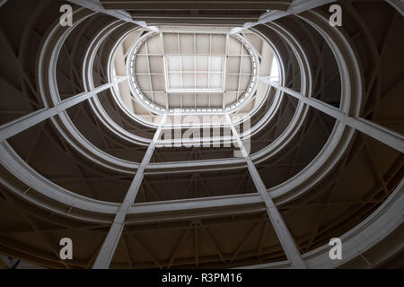 Rampe en spirale menant à la piste d'essai sur le toit à l'ancienne usine Fiat à Turin en Italie, construit en 1920. Bâtiment a été converti en espace polyvalent Banque D'Images