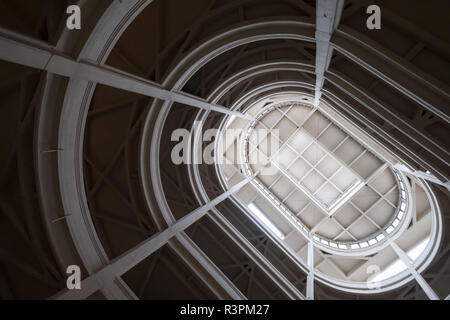 Rampe en spirale menant à la piste d'essai sur le toit à l'ancienne usine Fiat à Turin en Italie, construit en 1920. Bâtiment a été converti en espace polyvalent Banque D'Images