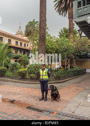 Bogota, Colombie - le 13 septembre 2013 : policier avec chien sur la rue de Bogota. Plazoleta de Cuervo. La Candelaria Banque D'Images