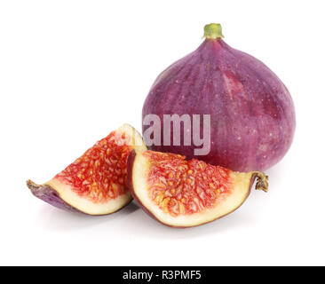 Fig avec des tranches de fruits isolé sur fond blanc Banque D'Images