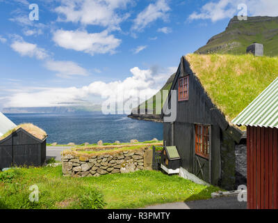 Village d'Elduvik Funningsfjordur situé chez fjord. L'Europe du Nord, Danemark Banque D'Images