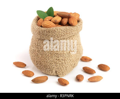 Amandes avec feuille dans sac du sac isolé sur fond blanc Banque D'Images