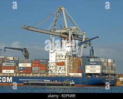 Collecte des déchets, de barges porte-conteneurs. Le Havre, France Banque D'Images