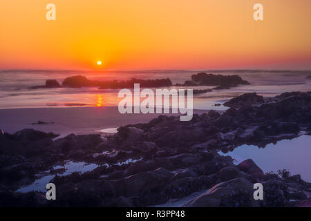 Coucher du soleil sur la plage de l'Atlantique en Esposende Village Forte de Sao Joao Baptista Minho au Portugal. Banque D'Images