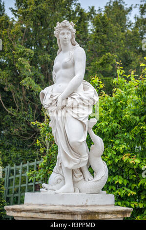 L'eau sculpture de Pierre Legros dans jardin, Château de Versailles, France Banque D'Images