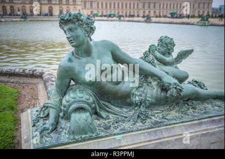 Sculpture de bronze en jardin, Château de Versailles, France Banque D'Images