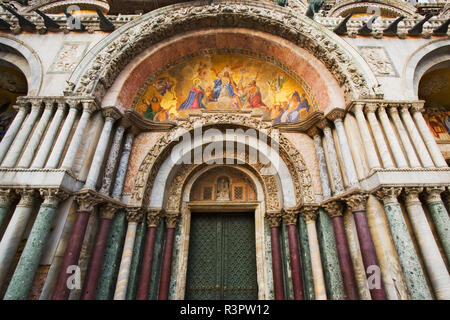 L'Italie, Venise. Détail de sculptures et mosaïques en façade de la Basilique de San Marco. Banque D'Images