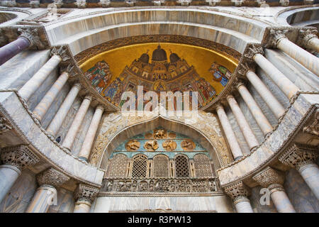 L'Italie, Venise. Détail de sculptures et mosaïques en façade de la Basilique de San Marco. Banque D'Images