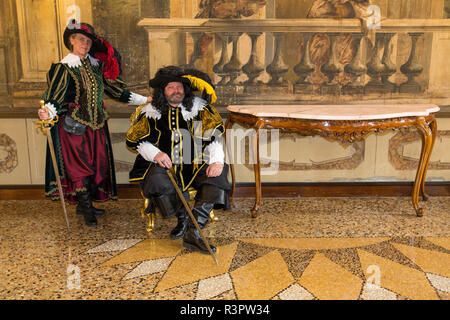 Venise, Italie. Carnival participants habillés comme des Trois Mousquetaires dans le vieux Palais Banque D'Images