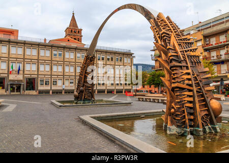 Le centre de l'Italie, Latium, Tivoli. Piazza Garibaldi. Sculptures d'eau et fontaines. Clocher de l'église Santa Maria Maggiore. (Usage éditorial uniquement) Banque D'Images